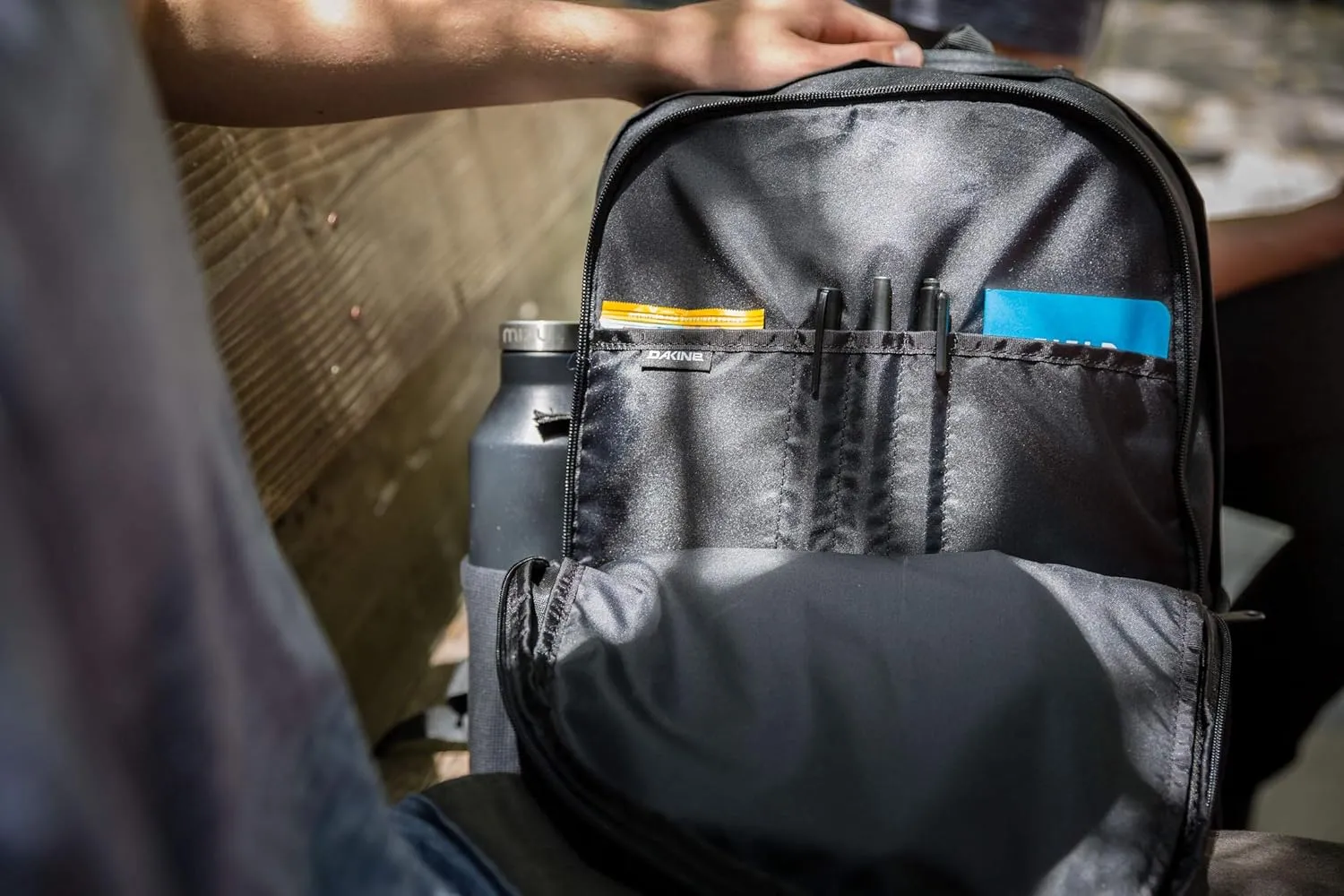 Dakine Essentials Pack 22L - Street Art, One Size