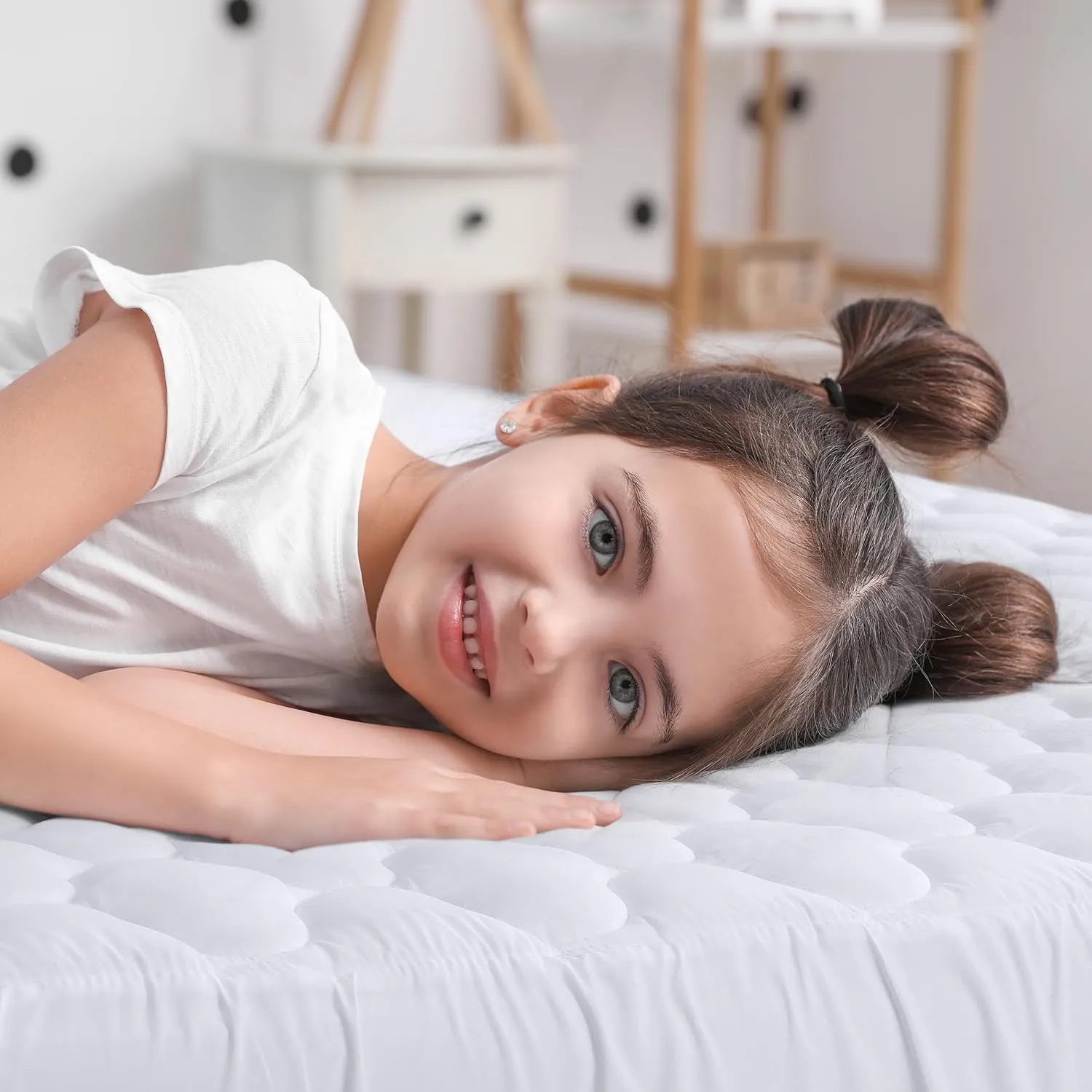 Utopia Bedding Waterproof Mattress Protector, Full Mattress Pad, Quilted Fitted Cover Stretches up to 16 Inches Deep (White)